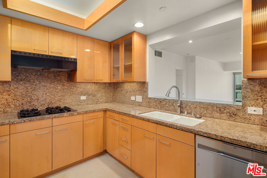 13600 Marina Pointe Drive, Unit 1005 Marina del Rey, CA 90292 - Photo 5 of 64