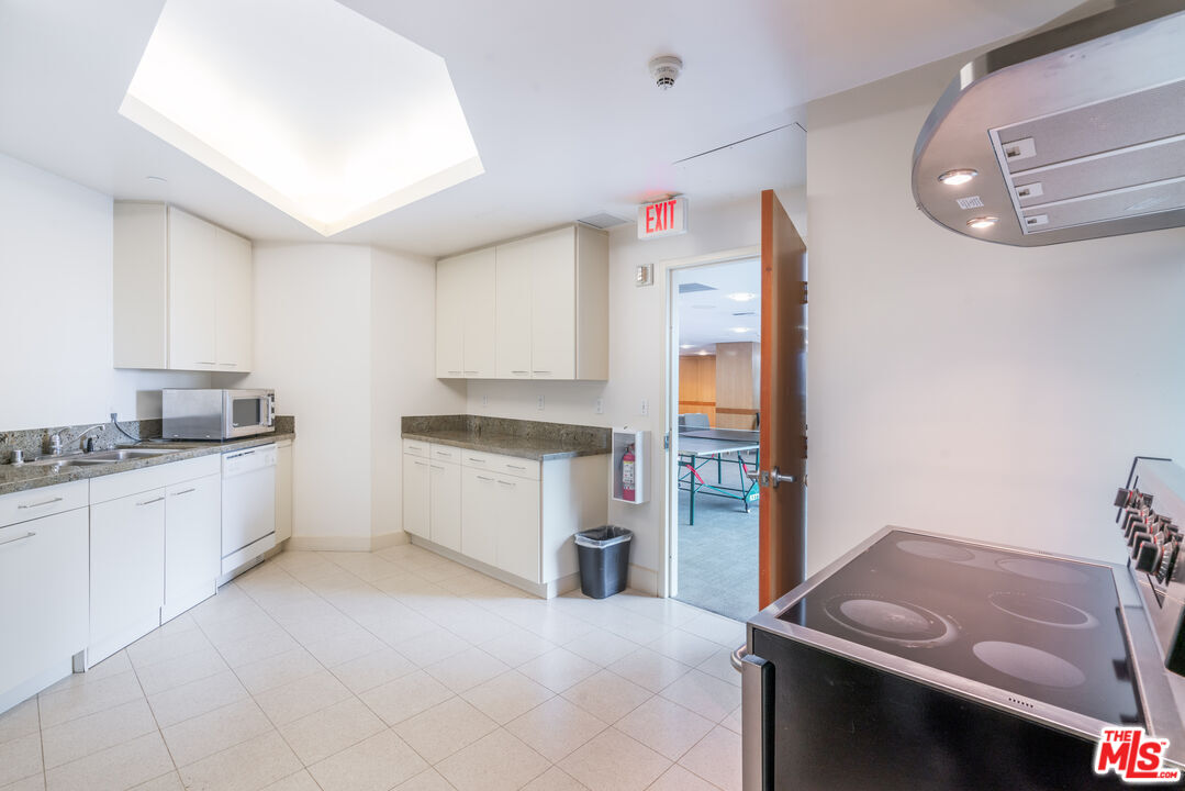 13600 Marina Pointe Drive, Unit 1005 Marina del Rey, CA 90292 - Photo 61 of 64