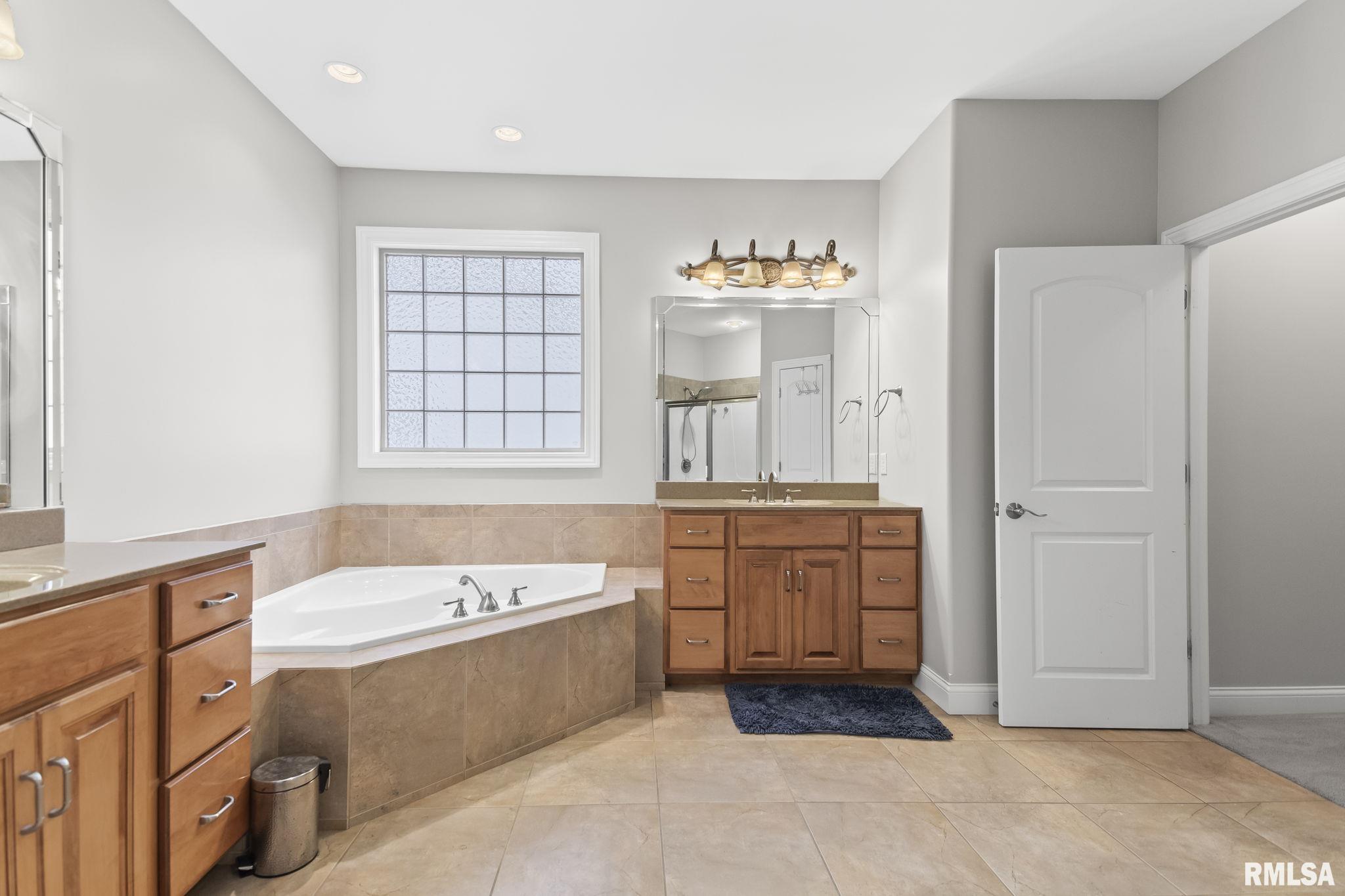 2205 Interlacken Drive Springfield, IL 62704 - Photo 17 of 34