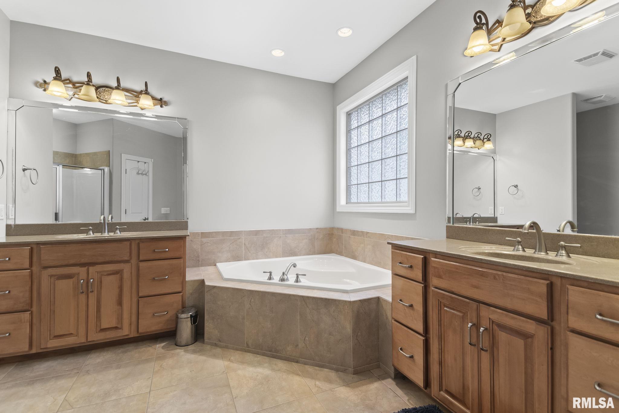 2205 Interlacken Drive Springfield, IL 62704 - Photo 19 of 34