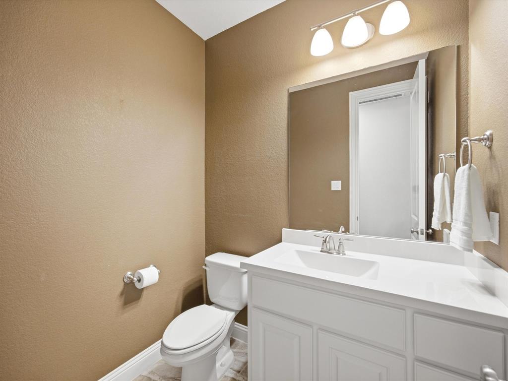 13817 Green Hook Road Fort Worth, TX 76008 - Photo 31 of 40 Half bathroom