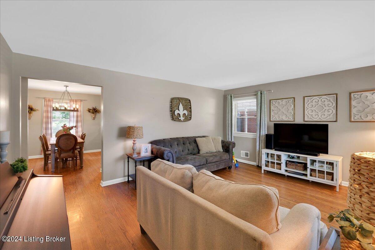 3810 Chatham Road Louisville, KY 40218 - Photo 5 of 46 Large 17 x 13 Living Room!