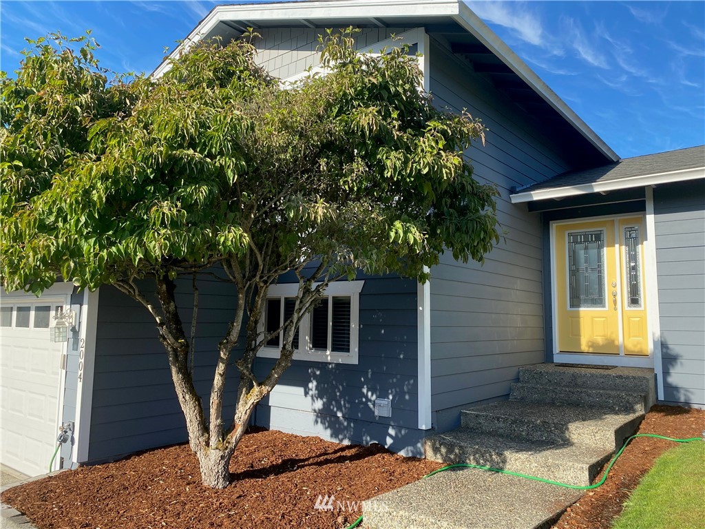 2004 Whitman Avenue Northeast Renton, WA 98059 - Photo 4 of 19