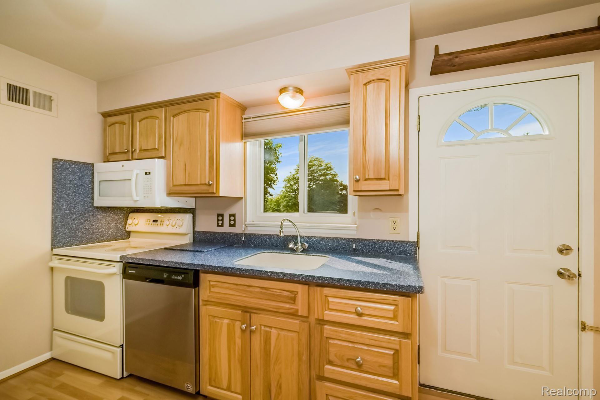492 Baldwin Avenue Rochester, MI 48307 - Photo 5 of 21 005-photo--8601838.jpg