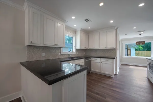 $2,795 | 402 Forest Lake Drive, Seabrook, TX 77586