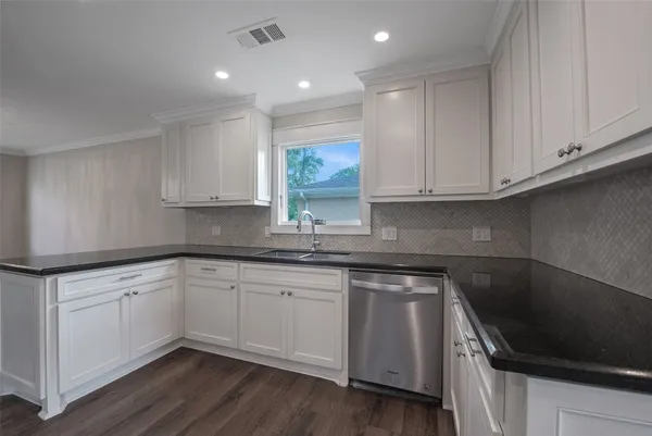 $2,795 | 402 Forest Lake Drive, Seabrook, TX 77586