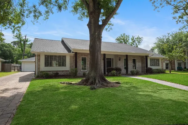 $2,795 | 402 Forest Lake Drive, Seabrook, TX 77586