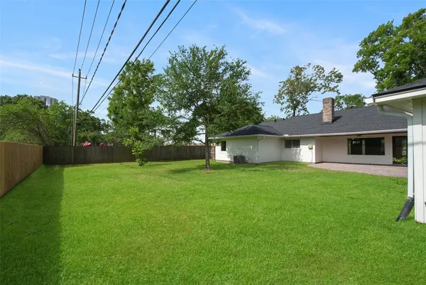 $2,795 | 402 Forest Lake Drive, Seabrook, TX 77586