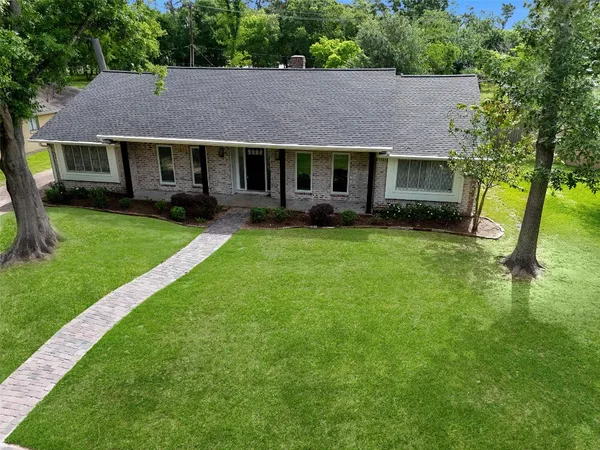 $2,795 | 402 Forest Lake Drive, Seabrook, TX 77586