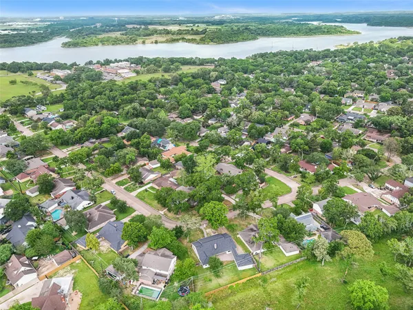 $2,795 | 402 Forest Lake Drive, Seabrook, TX 77586