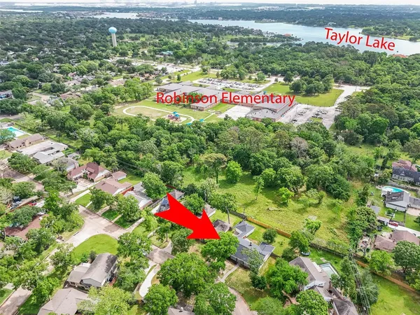 $2,795 | 402 Forest Lake Drive, Seabrook, TX 77586