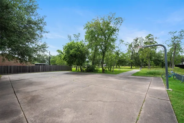 $2,795 | 402 Forest Lake Drive, Seabrook, TX 77586