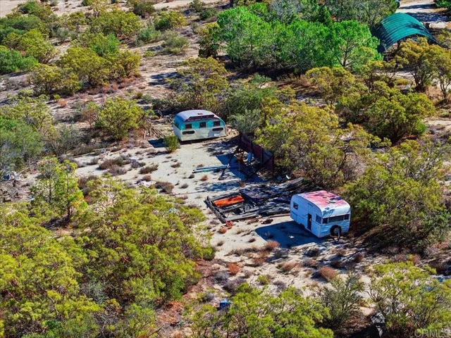 a view of a yard with a house
