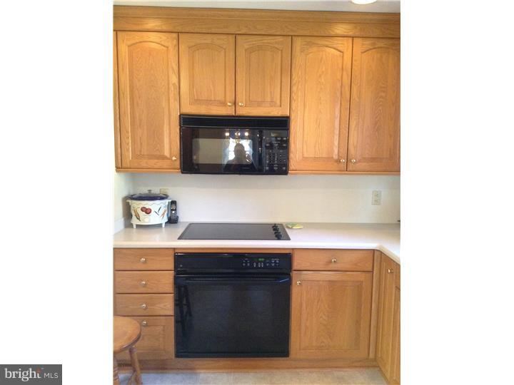 2726 Hillview Road Broomall, PA 19008 - Photo 11 of 25 Kitchen