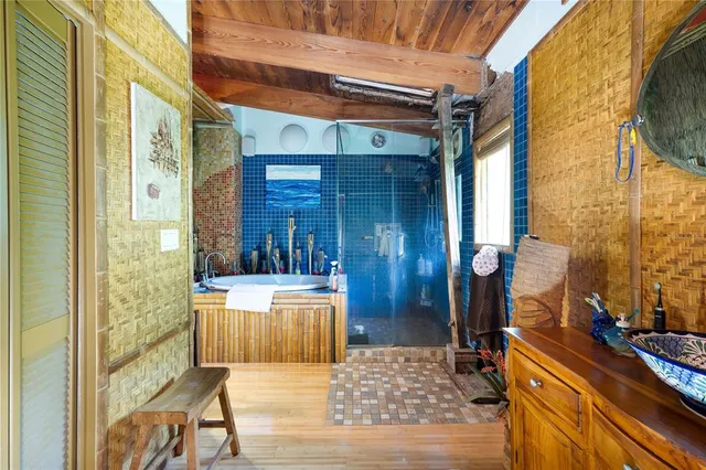 a view of an entryway of the house