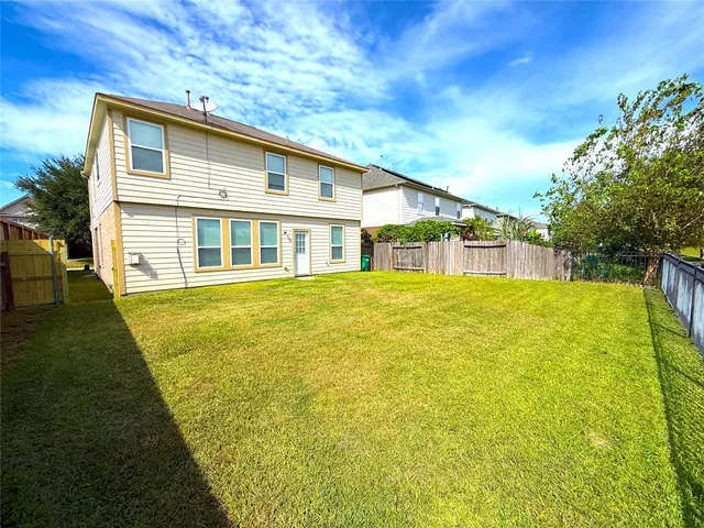 a view of house with a big yard