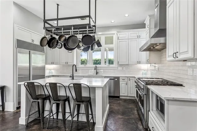 $1,059,000 | 12 Rosedown Court, New Orleans, LA 70131