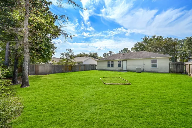 a view of a house with backyard and a garden