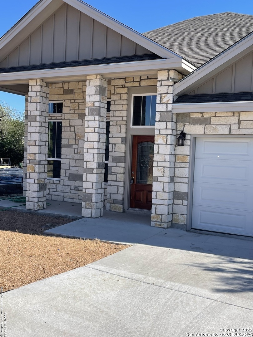 107 Sutton Place Uvalde, TX 78801 - Photo 4 of 11