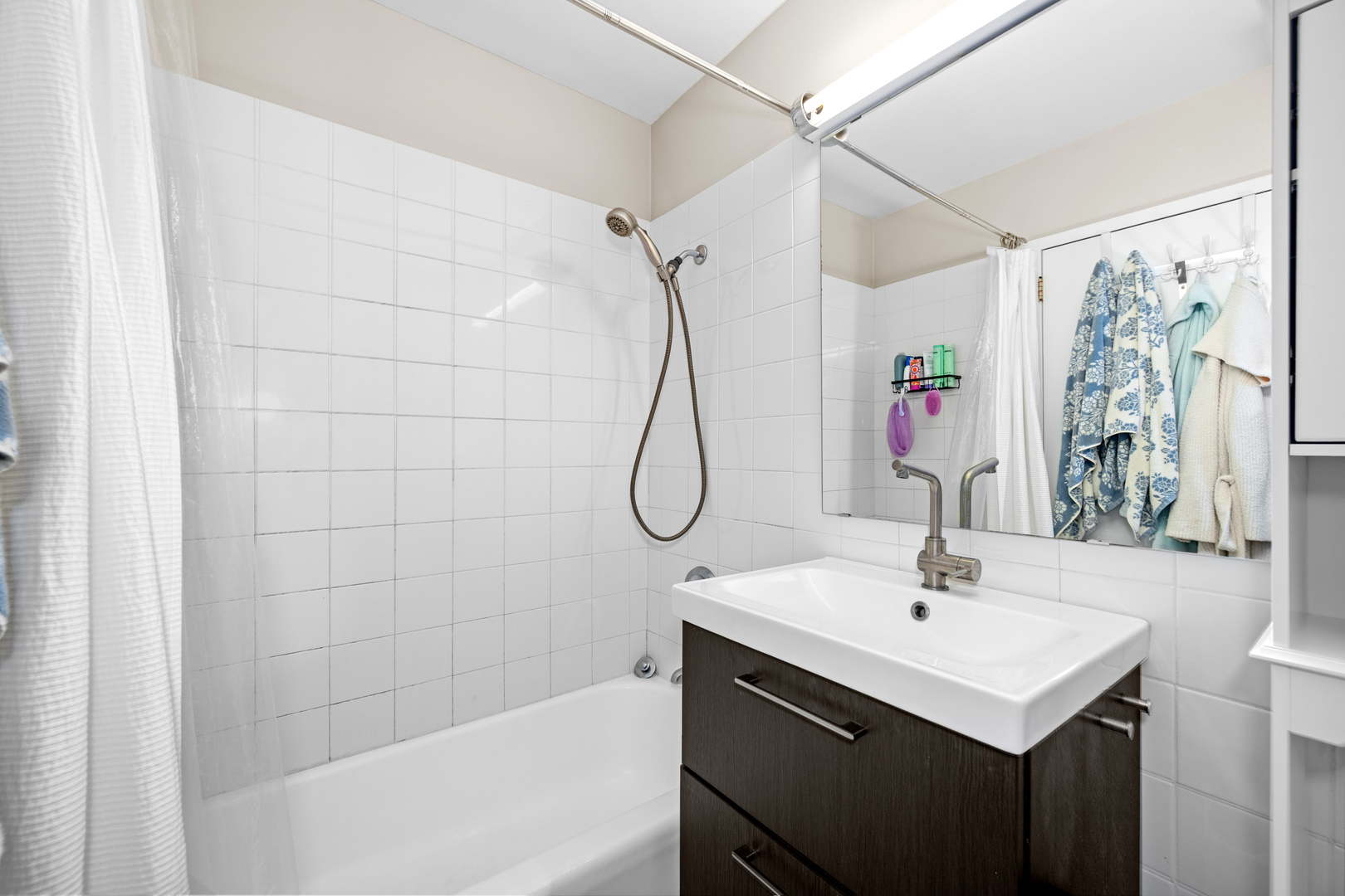 21 West Goethe Street, Unit 16E Chicago, IL 60610 - Photo 12 of 14 a bathroom with a sink and a bathtub