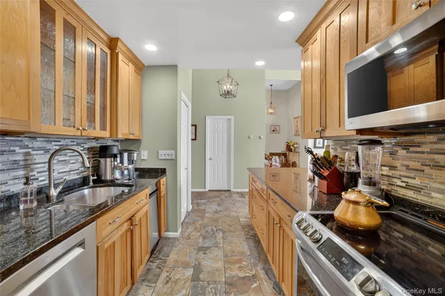 $625,000 | 341 Furnace Dock Road, Unit 11, Cortlandt Manor, NY 10567