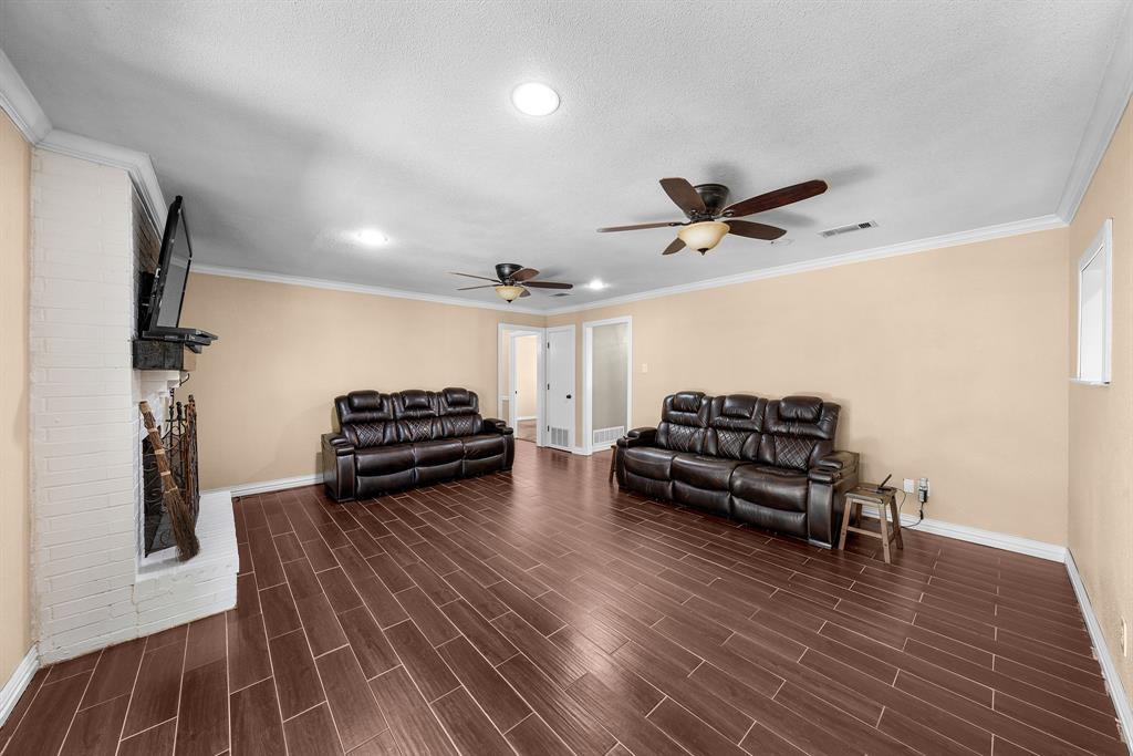 1075 Oak Ridge Drive Terrell, TX 75160 - Photo 15 of 28 a living room with furniture and a ceiling fan