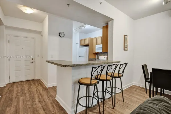 $2,950 | 6001 Southwest 70th Street, Unit 252, South Miami, FL 33143