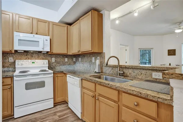 $2,950 | 6001 Southwest 70th Street, Unit 252, South Miami, FL 33143