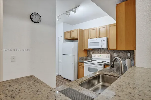 $2,950 | 6001 Southwest 70th Street, Unit 252, South Miami, FL 33143