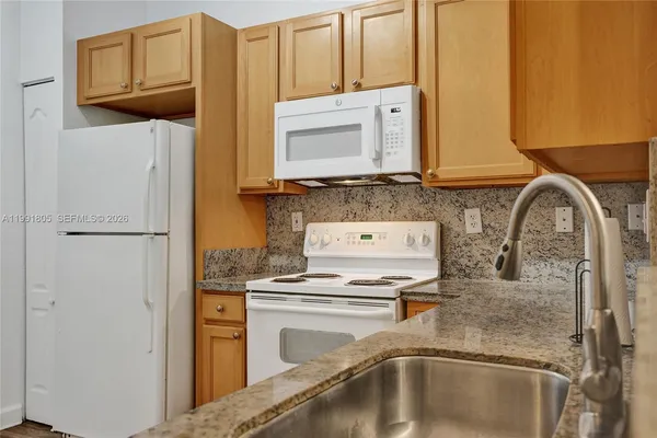 $2,950 | 6001 Southwest 70th Street, Unit 252, South Miami, FL 33143
