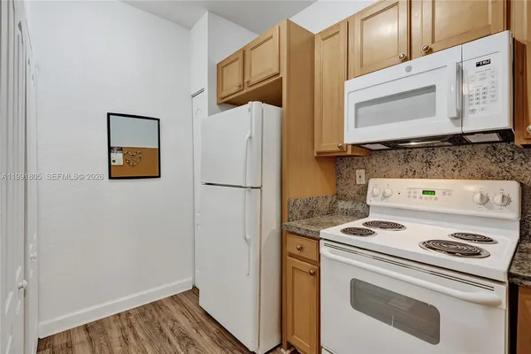 $2,950 | 6001 Southwest 70th Street, Unit 252, South Miami, FL 33143