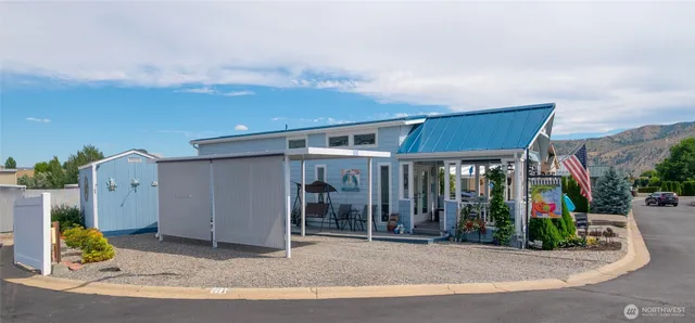 a view of entryway of house