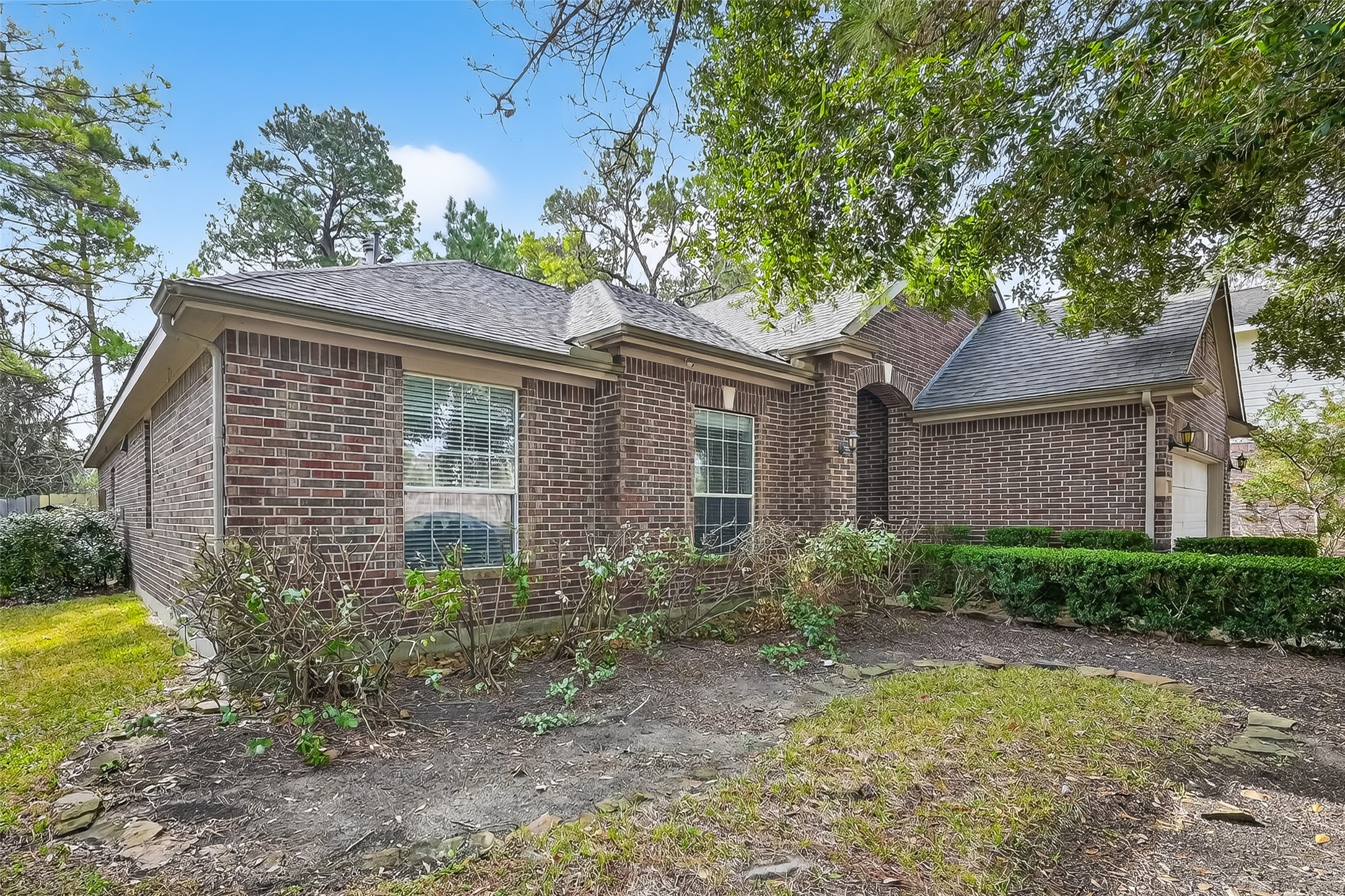 78 South Archwyck Circle Spring, TX 77382 - Photo 3 of 47 a front view of a house with garden