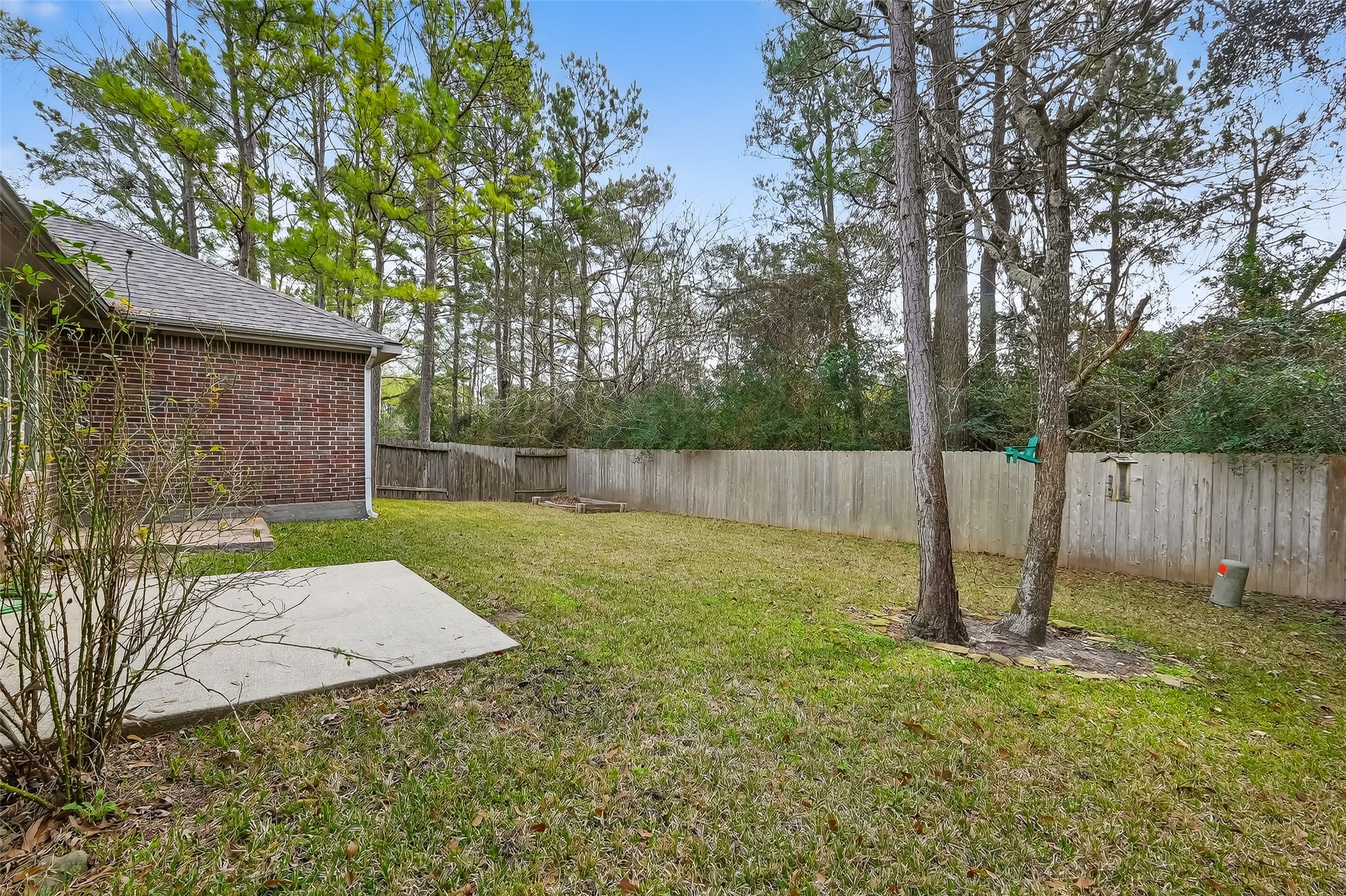 78 South Archwyck Circle Spring, TX 77382 - Photo 42 of 47 a backyard of a house with lots of plants and tree