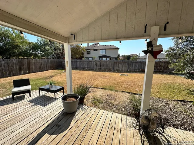 a view of sitting area with furniture