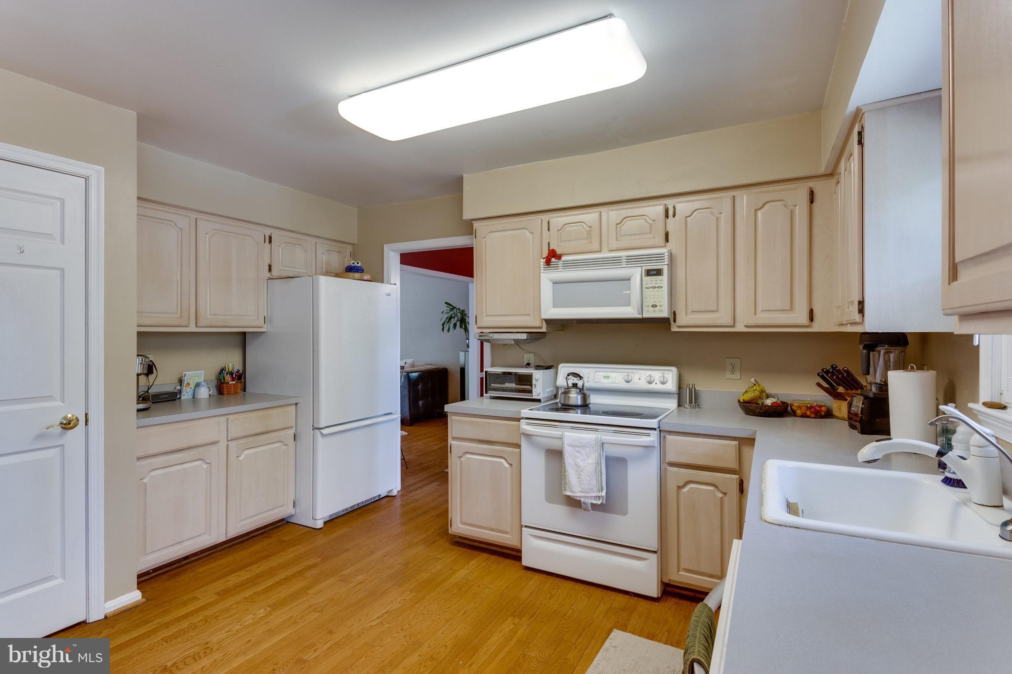 7114 Carnation Court Springfield, VA 22152 - Photo 11 of 30 Kitchen