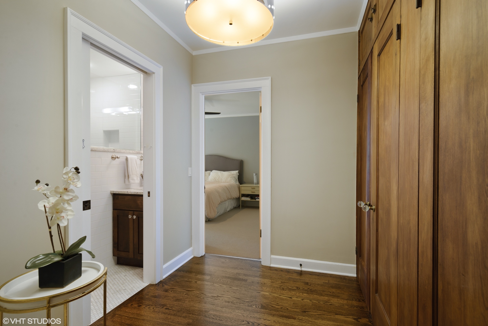 3100 North Sheridan Road, Unit 7D Chicago, IL 60657 - Photo 15 of 24 a view of a livingroom from a hallway