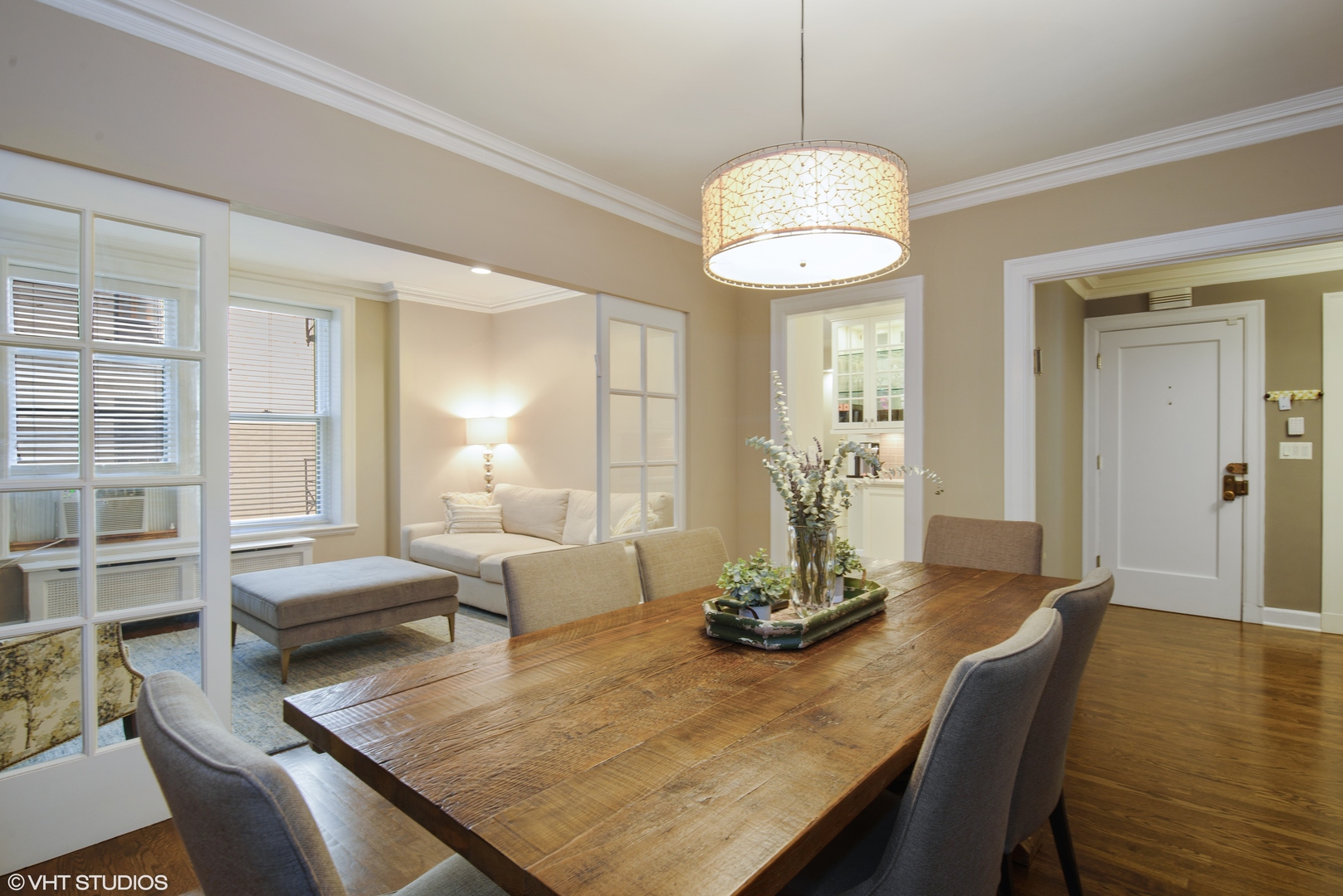 3100 North Sheridan Road, Unit 7D Chicago, IL 60657 - Photo 6 of 24 a view of a dining room with furniture