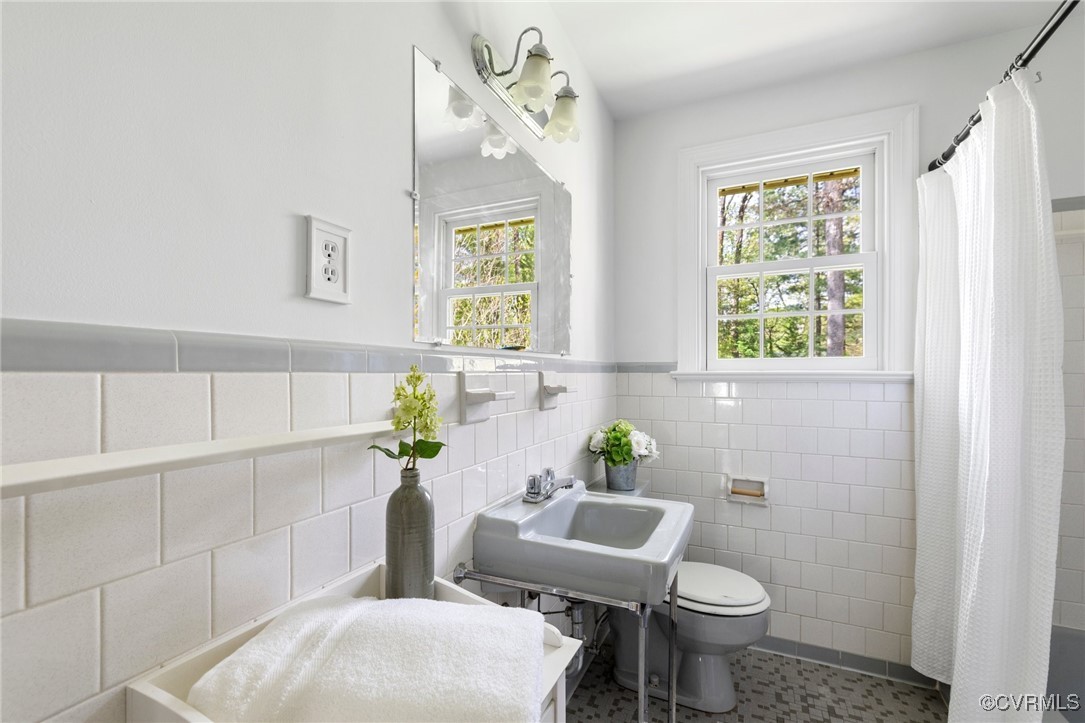 7808 Ardendale Road Richmond, VA 23225 - Photo 23 of 33 Full bath featuring a shower with shower curtain,