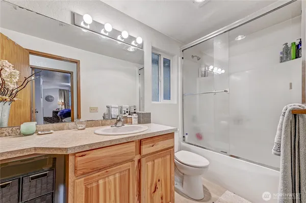 $2,500 | 22423 95th Avenue Southeast, Unit B, Woodinville, WA 98077