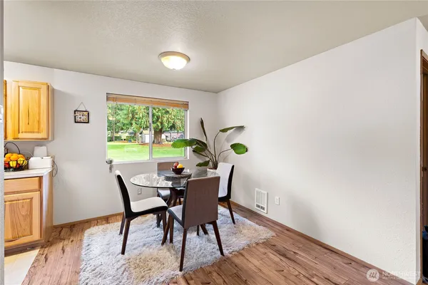 $2,500 | 22423 95th Avenue Southeast, Unit B, Woodinville, WA 98077