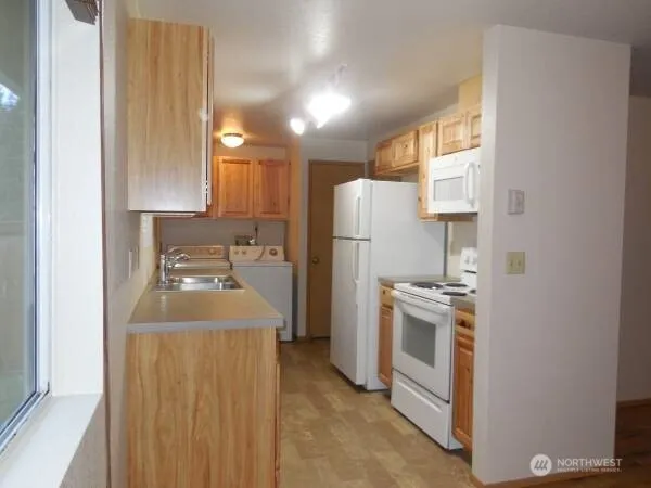 $2,500 | 22423 95th Avenue Southeast, Unit B, Woodinville, WA 98077