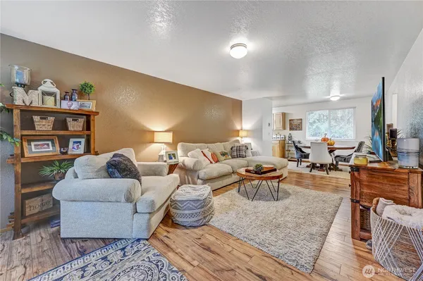 $2,500 | 22423 95th Avenue Southeast, Unit B, Woodinville, WA 98077