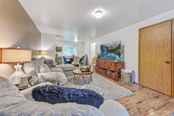 $2,500 | 22423 95th Avenue Southeast, Unit B, Woodinville, WA 98077