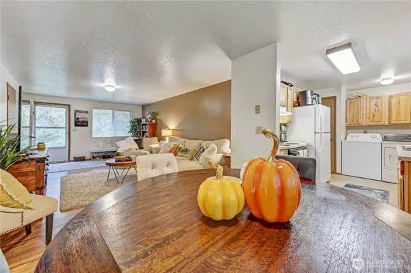$2,500 | 22423 95th Avenue Southeast, Unit B, Woodinville, WA 98077