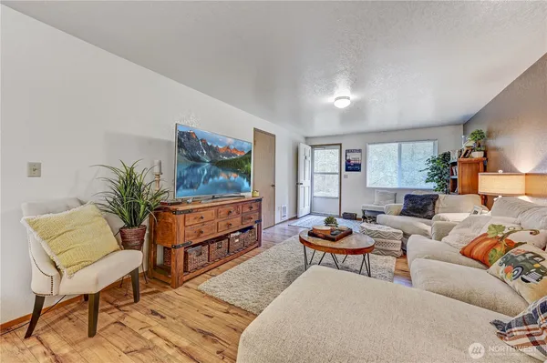$2,500 | 22423 95th Avenue Southeast, Unit B, Woodinville, WA 98077