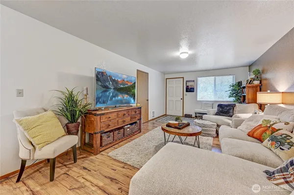 $2,500 | 22423 95th Avenue Southeast, Unit B, Woodinville, WA 98077
