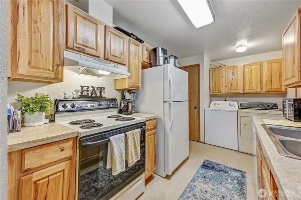 $2,500 | 22423 95th Avenue Southeast, Unit B, Woodinville, WA 98077