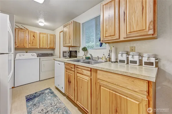 $2,500 | 22423 95th Avenue Southeast, Unit B, Woodinville, WA 98077