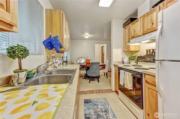 $2,500 | 22423 95th Avenue Southeast, Unit B, Woodinville, WA 98077